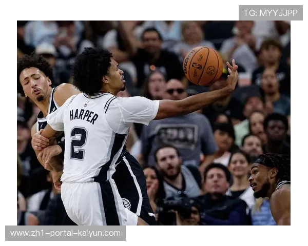 马刺团队篮球八人场均得分上双 阵容深度保障效率稳定 马刺团队篮球八人场均得分上双 阵容深度保障效率稳定